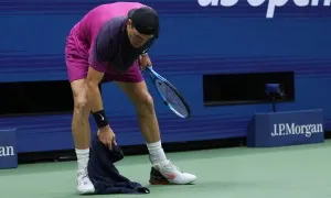 Đối thủ của Sinner nôn ba lần vì rối loạn lo âu